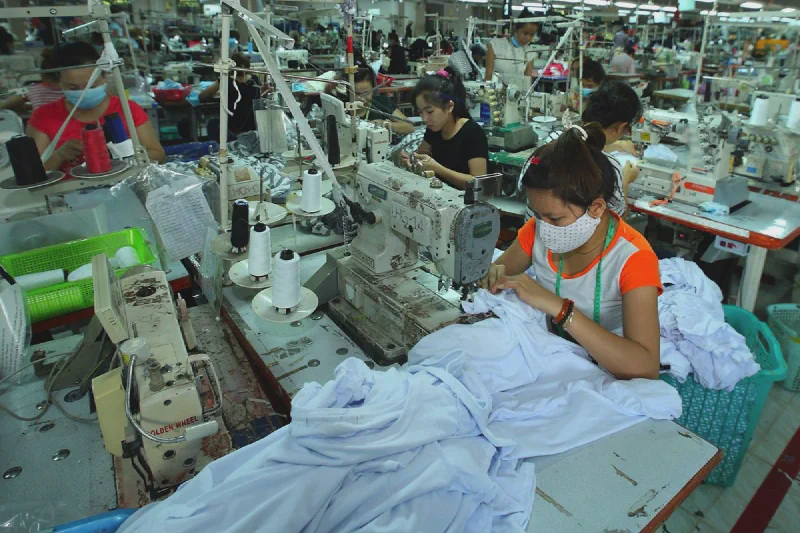 Nhà máy dệt may Việt Nam — ngành xuất khẩu chủ lực đang chịu áp lực lớn từ cước vận tải