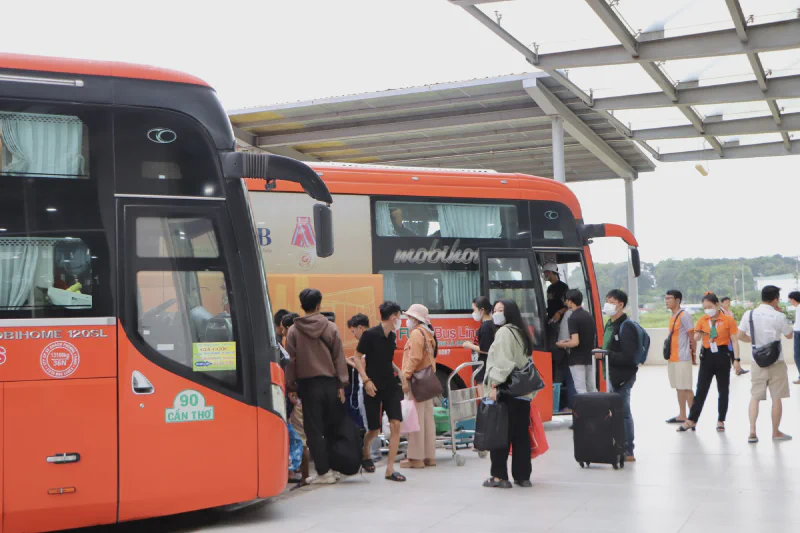 Hành khách tại bến xe khách chờ xe liên tỉnh