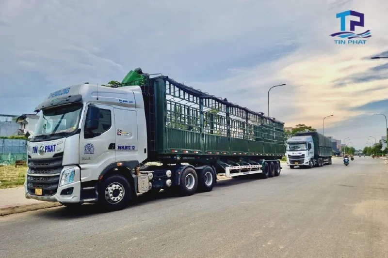 Xe tải chở hàng trên đường cao tốc Việt Nam
