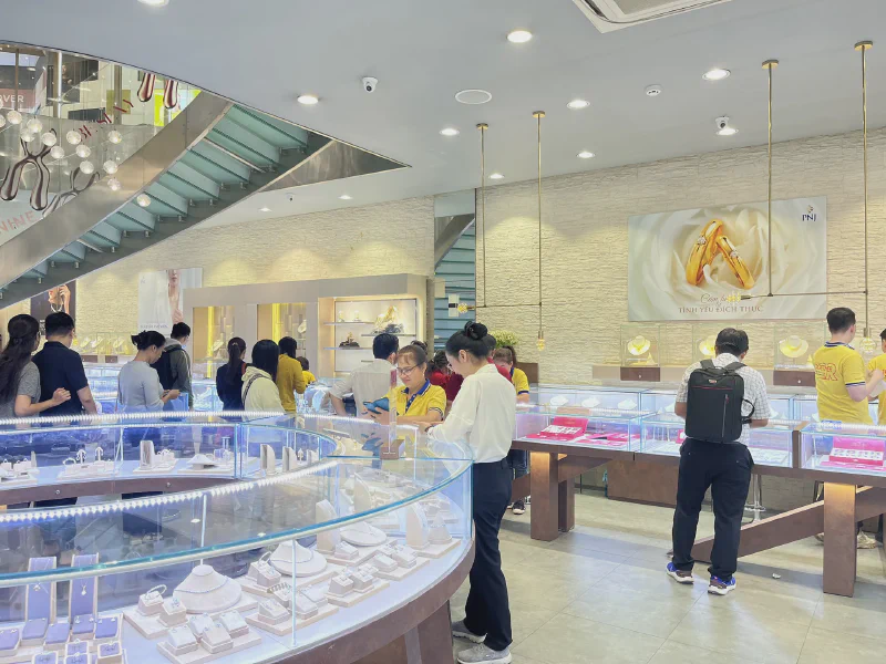 Cửa hàng PNJ đông khách mua trang sức