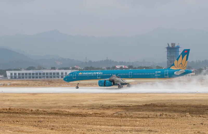 Máy bay Vietnam Airlines trên đường băng