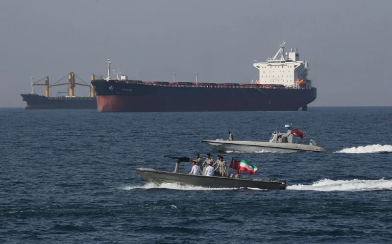 Tàu quân sự Iran tuần tra gần tàu chở dầu tại eo biển Hormuz