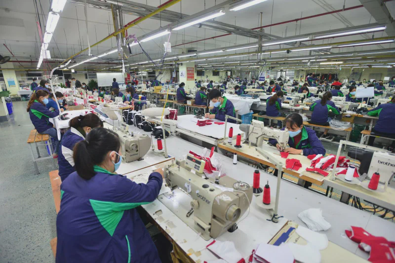 Công nhân dệt may Việt Nam trong dây chuyền sản xuất hàng xuất khẩu