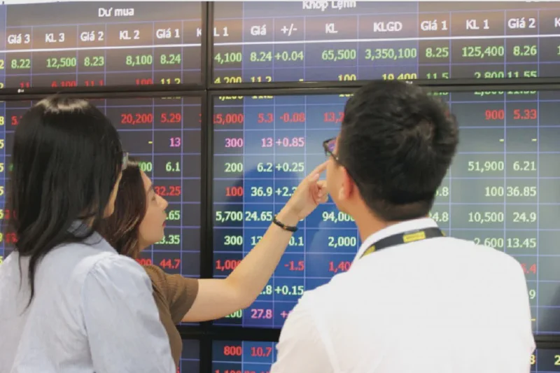 Khối ngoại xả 30.000 tỷ, cá nhân đổ xô mở 600K tài khoản