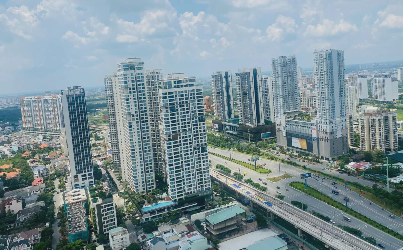 Bất động sản — nhóm chịu áp lực nặng nhất