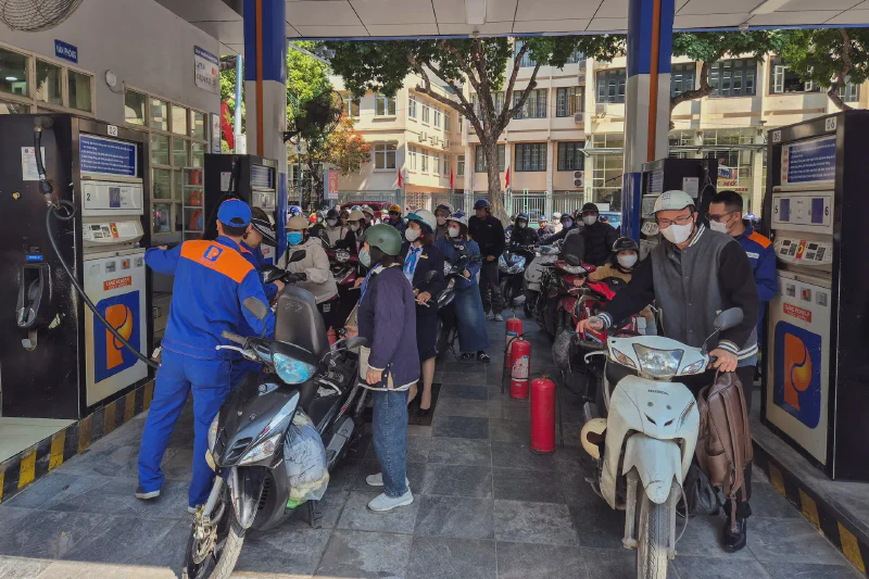Trạm xăng Petrolimex tại Việt Nam với người dân xếp hàng đổ xăng