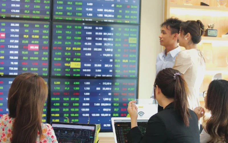 Nhà đầu tư cá nhân Việt Nam theo dõi bảng giá chứng khoán