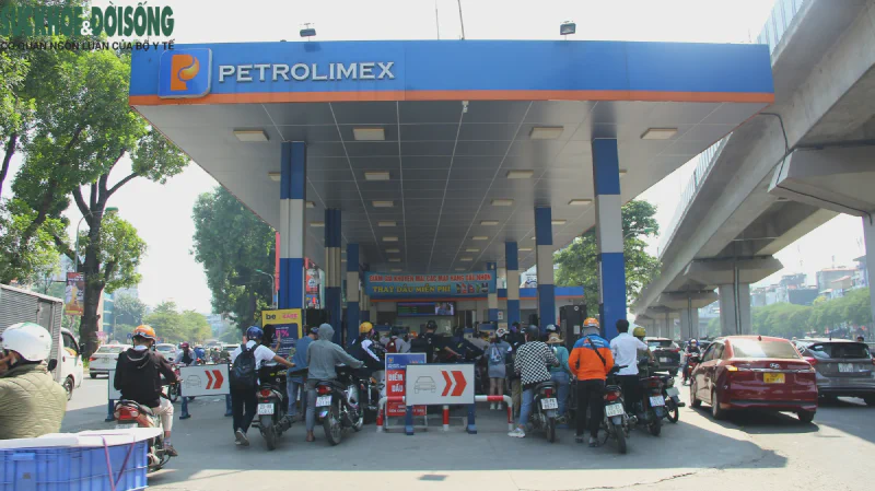 Trạm xăng Petrolimex với người dân xếp hàng đổ xăng