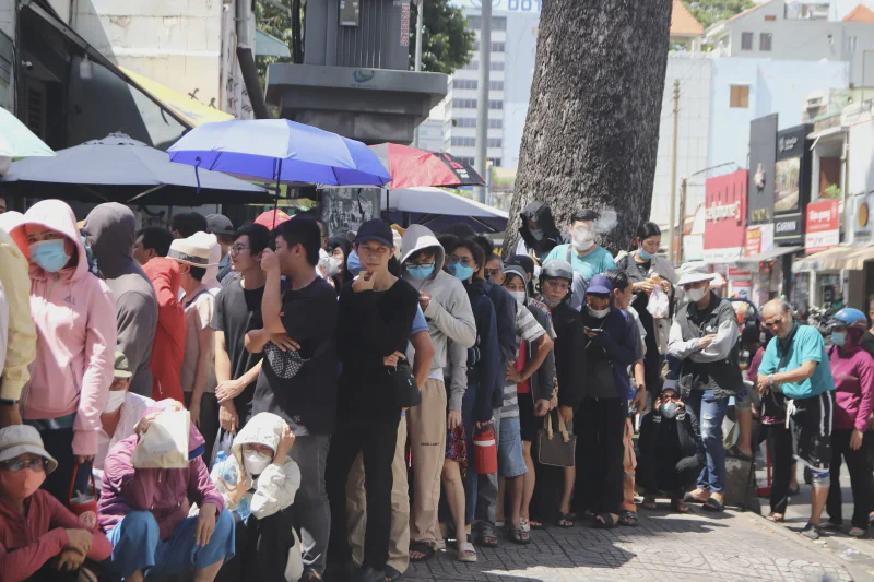 Người dân xếp hàng mua vàng SJC, phản ánh nhu cầu vàng miếng tại Việt Nam