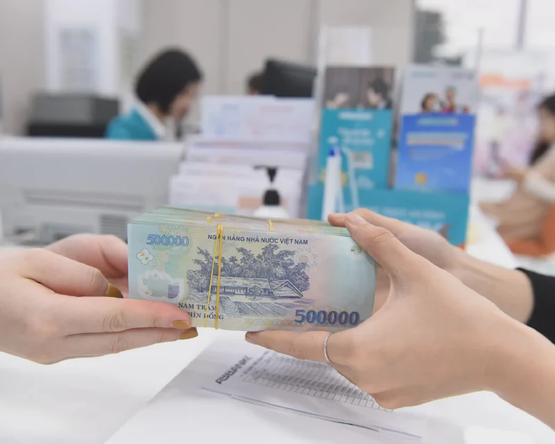 Khách hàng gửi tiết kiệm tại quầy giao dịch ngân hàng Việt Nam