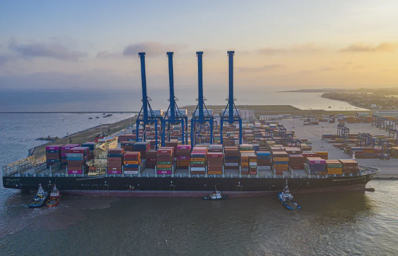 Cảng container nước sâu — hạ tầng logistics trong luận điểm đầu tư vào VSC