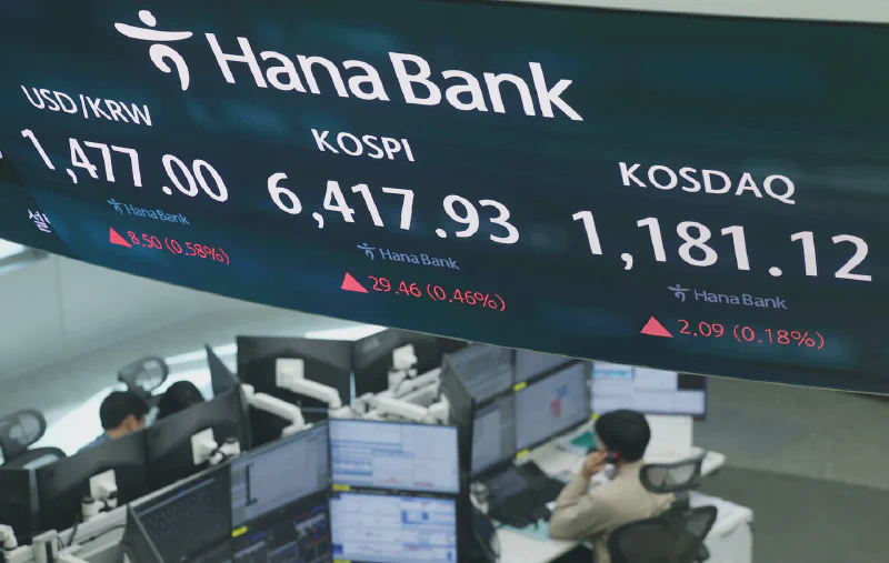 Bảng điện tử KOSPI tại Hana Bank, Seoul — thị trường đang trong đà tăng mạnh tháng 4/2026