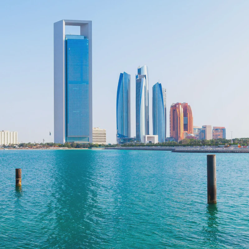 Đường chân trời Abu Dhabi với tòa tháp ADNOC — biểu tượng UAE bước ra khỏi OPEC để tự quyết sản lượng