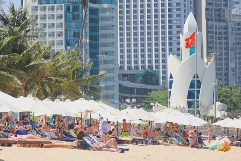 Khách quốc tế tại bãi biển Nha Trang: du lịch phục hồi từ nhiều thị trường