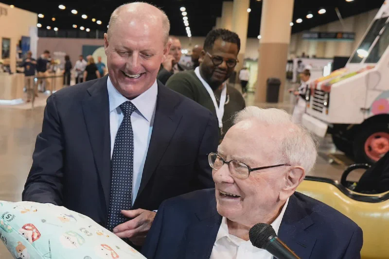 Greg Abel và Warren Buffett tại sự kiện Berkshire Hathaway