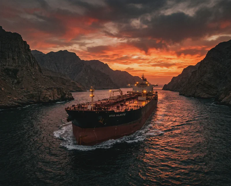 Tàu chở dầu đi qua eo biển Hormuz trong bối cảnh căng thẳng địa chính trị