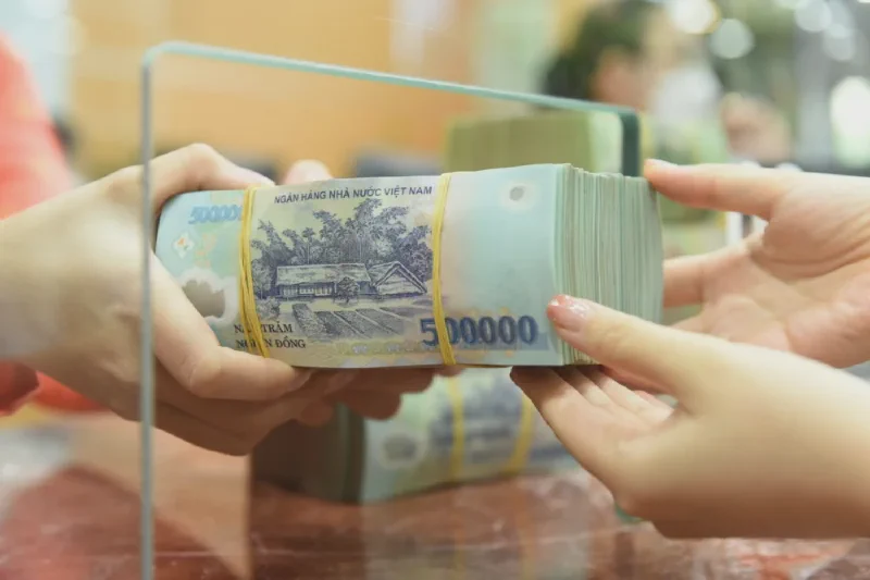 Giao dịch tiền mặt tại quầy ngân hàng - ảnh minh họa lãi suất tiết kiệm Việt Nam