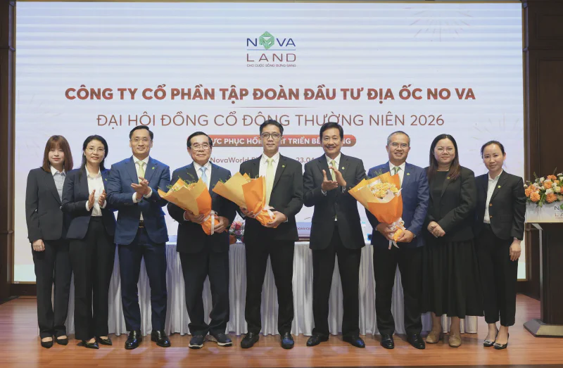 Lãnh đạo Novaland tại ĐHĐCĐ thường niên 2026, ông Bùi Cao Nhật Quân (áo xanh, giữa) nhận hoa sau khi được bầu làm Chủ tịch HĐQT