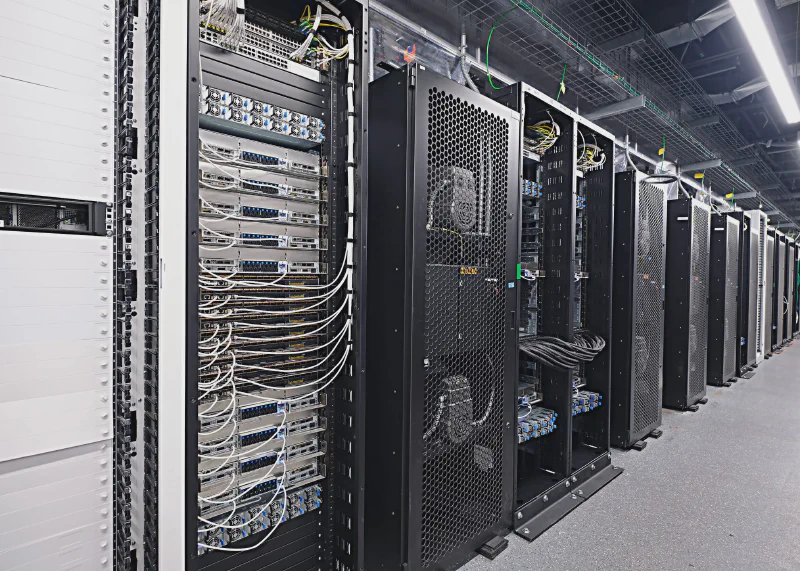 Giàn máy chủ GPU trong trung tâm dữ liệu AI quy mô lớn