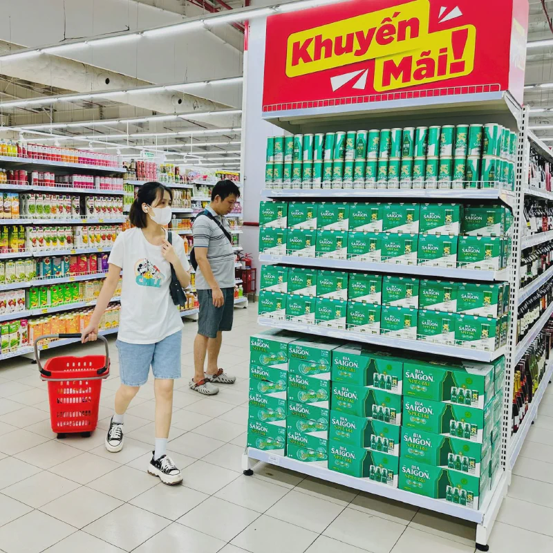 Kệ bia Saigon tại siêu thị: mảng bán hàng cốt lõi đang phục hồi
