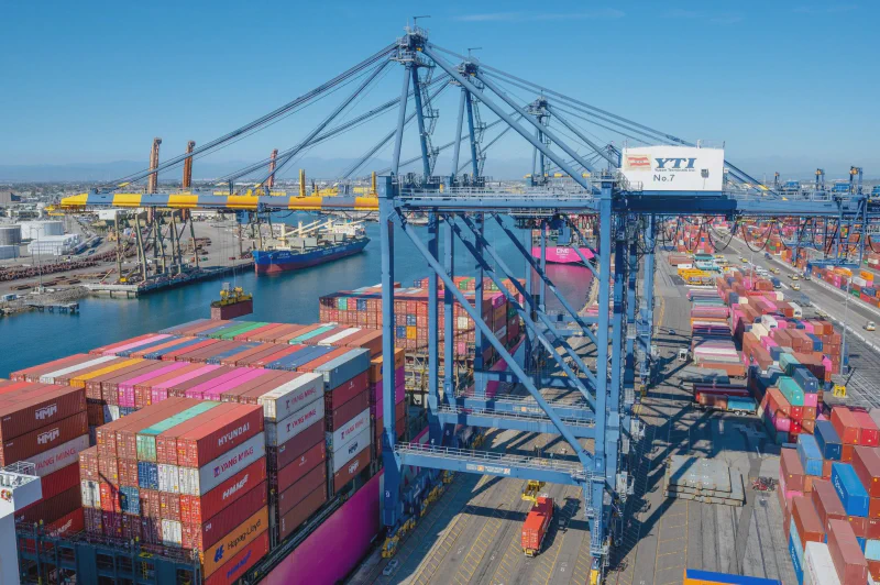 Cảng container Los Angeles — hải quan Mỹ vẫn thu thuế 10% bất chấp bản án CIT