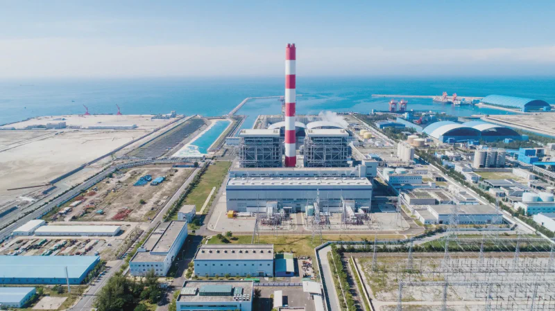 Nhà máy nhiệt điện than — biểu trưng cho giai đoạn giá nhiên liệu tăng vọt 2022–2023
