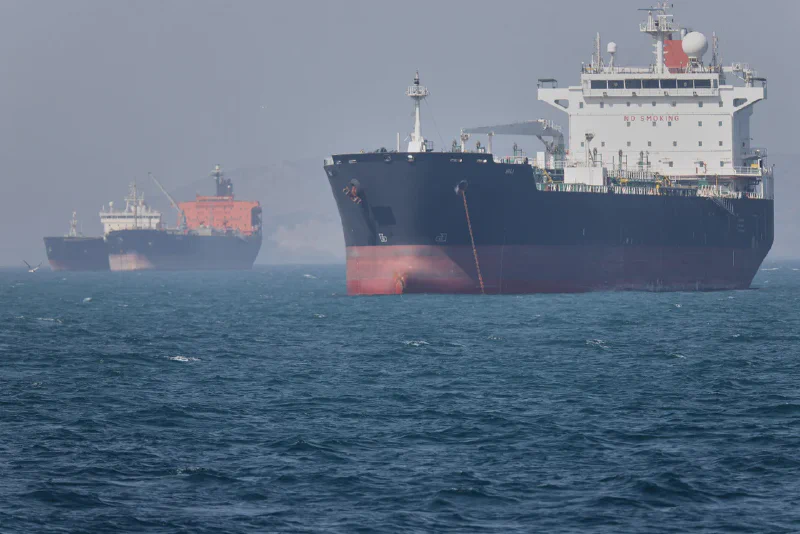 Tàu chở dầu tại eo biển Hormuz, căng thẳng Iran đẩy dầu Brent tăng khoảng 37% từ cuối tháng 2