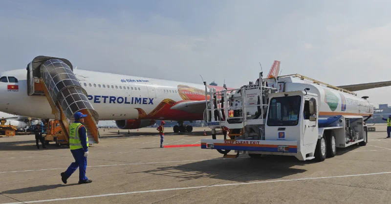 Máy bay VietJet được tiếp nhiên liệu trên đường băng