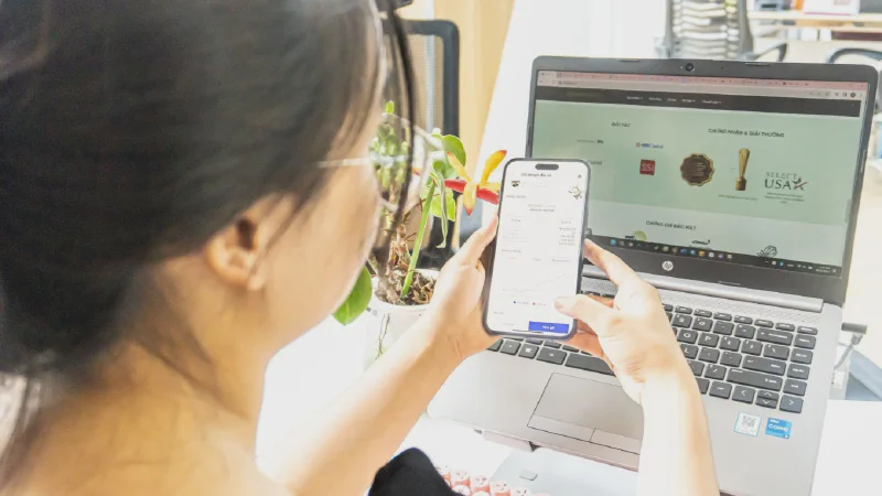 Người trẻ đầu tư chứng chỉ quỹ qua điện thoại