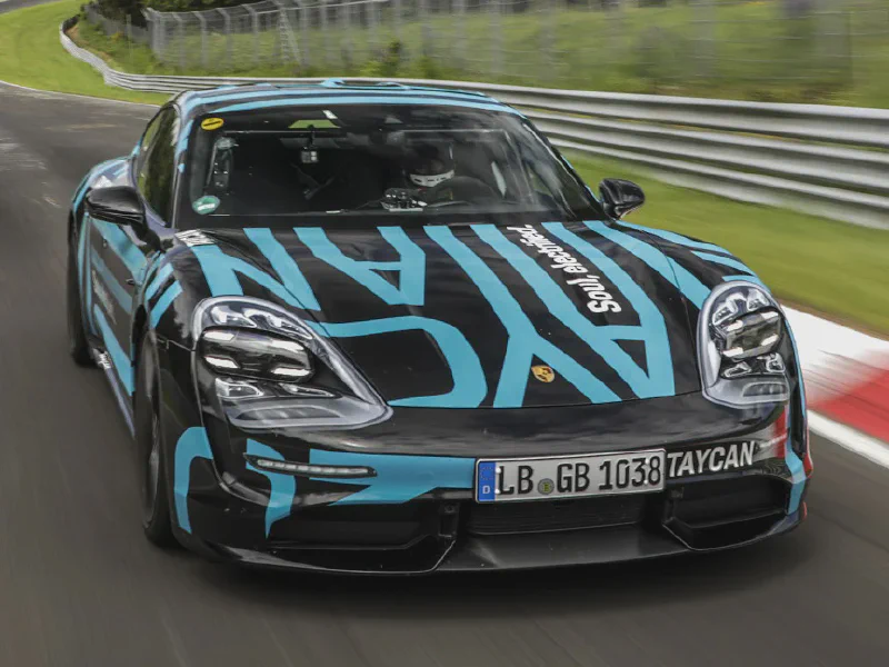 Porsche Taycan trên đường đua