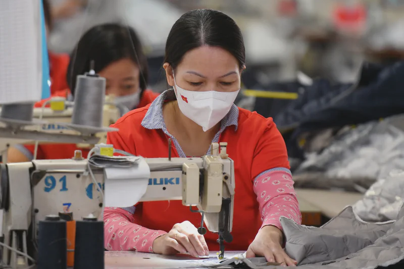 Công nhân Việt Nam trong nhà máy dệt may, ngành thâm dụng lao động hàng đầu