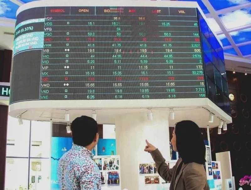 Investors monitoring stock prices at Vietnam&rsquo;s stock exchange
