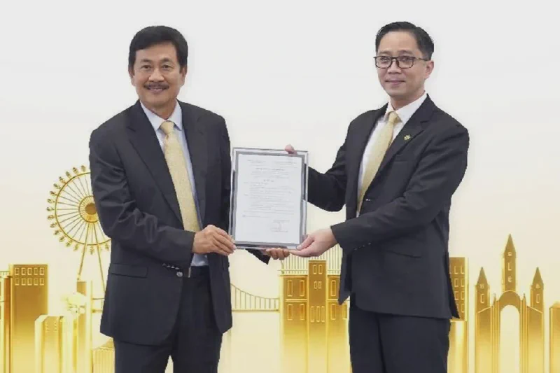 Mr. Bui Thanh Nhon (left) handing over the appointment document to Mr. Bui Cao Nhat Quan (right)