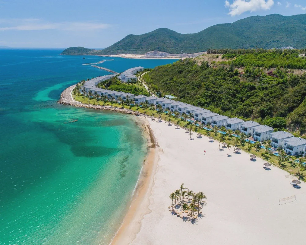 Vinpearl Profit Jumps 15x, Tourism Leads on a Down Day