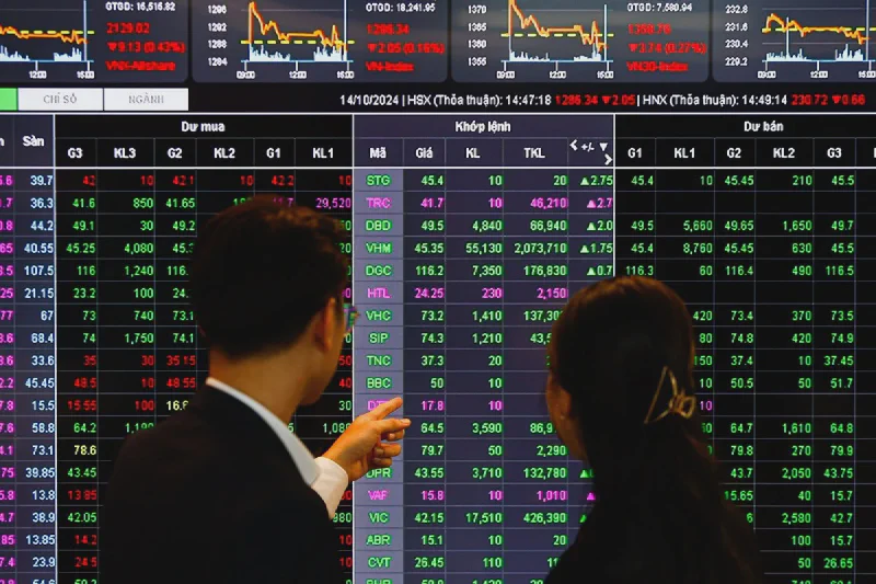 HOSE trading floor — investors tracking the first session back after the holiday break