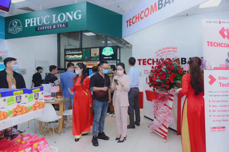 Phuc Long and Techcombank service points integrated within the same WinMart store