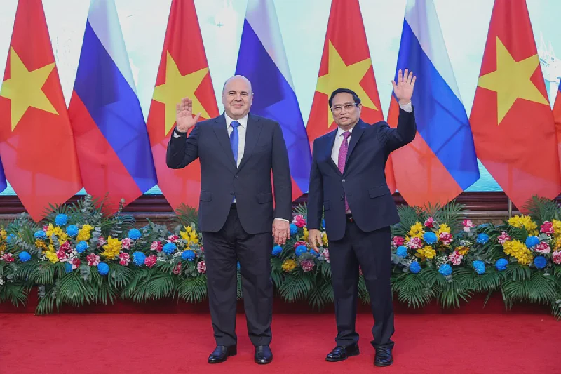 PM Pham Minh Chinh and Russian PM Mikhail Mishustin at the signing ceremony