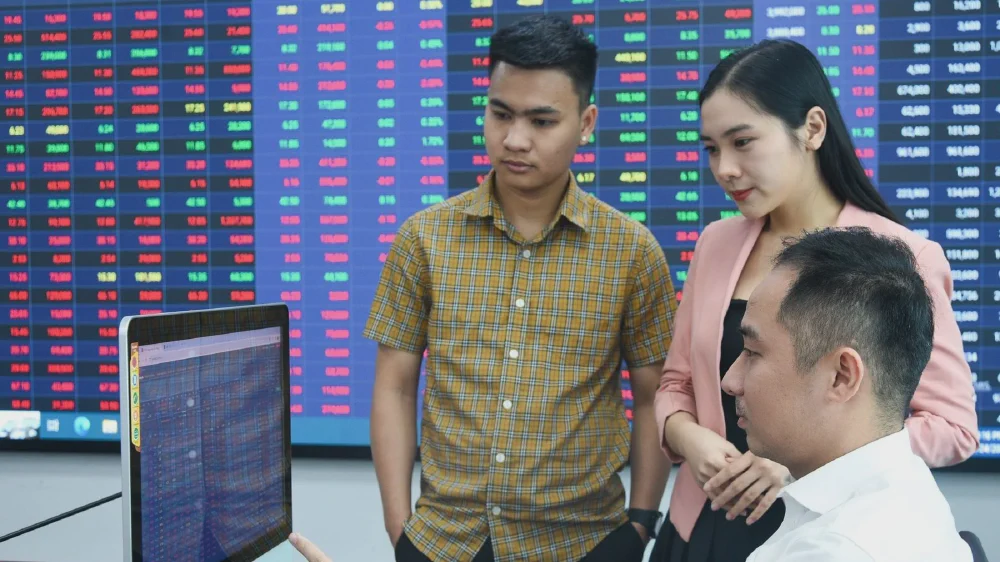 VN-Index hits record, VNDirect cuts 2026 target to 1,967