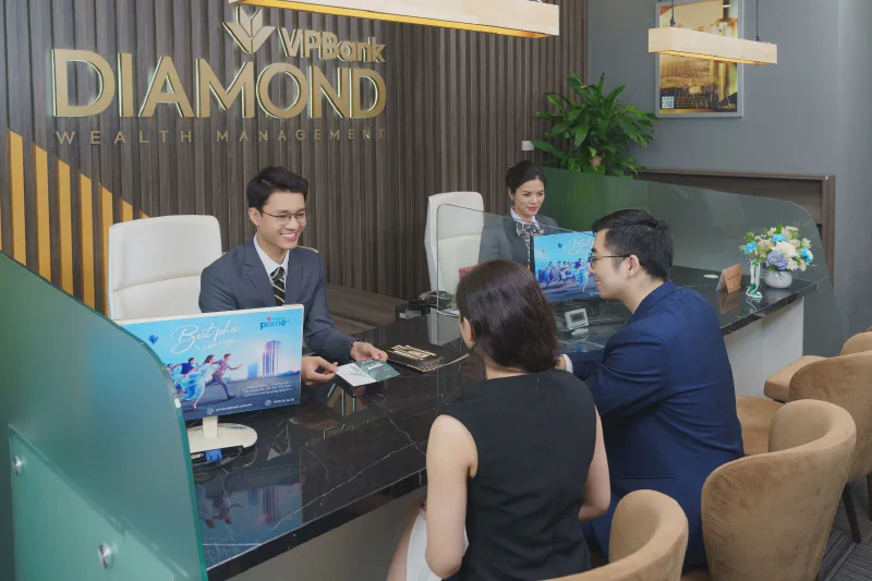 Wealth management consultation at a bank branch — open-end bond funds offer retail investors a regulated, diversified channel without requiring professional investor status