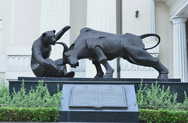 The bull and bear statue at HOSE