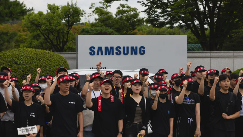 NSEU union workers gathered in front of the Samsung factory gates