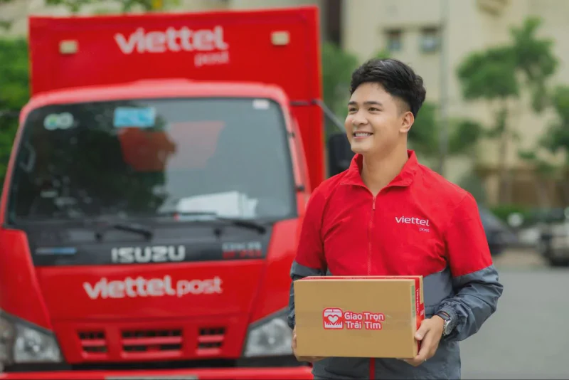 Viettel Post delivery staff