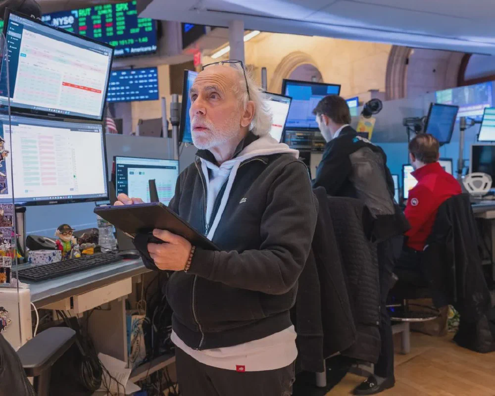 Wall Street Sets Record, U.S. Consumer Confidence Hits 74-Year Low