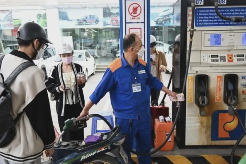 A Petrolimex station in Vietnam: E5 RON92 gasoline falls to VND 23,258 per liter after the May 28 adjustment