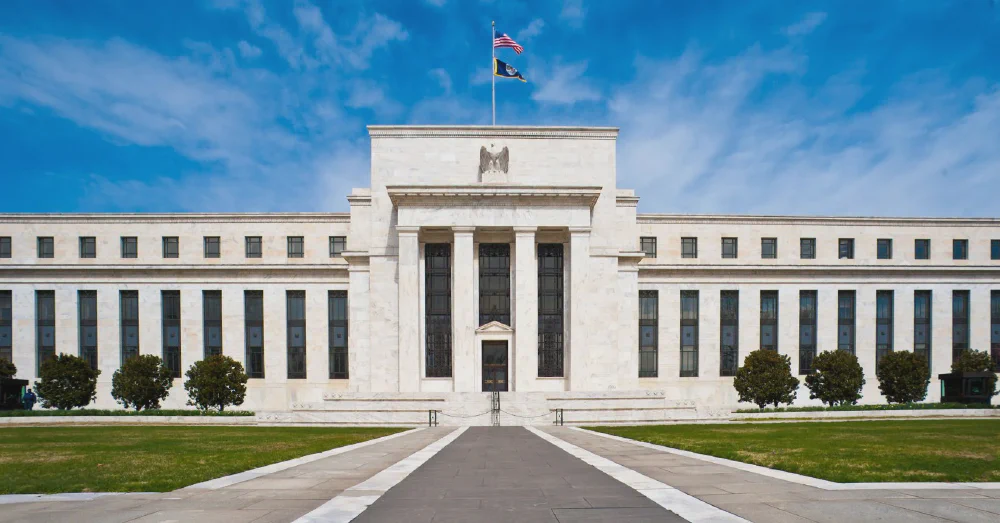 Inflation Locks the Fed, Squeezing Vietnam's Savers